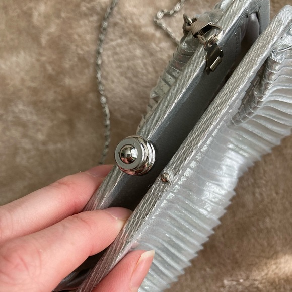 Silver pleated chain clutch purse - Picture 6 of 8